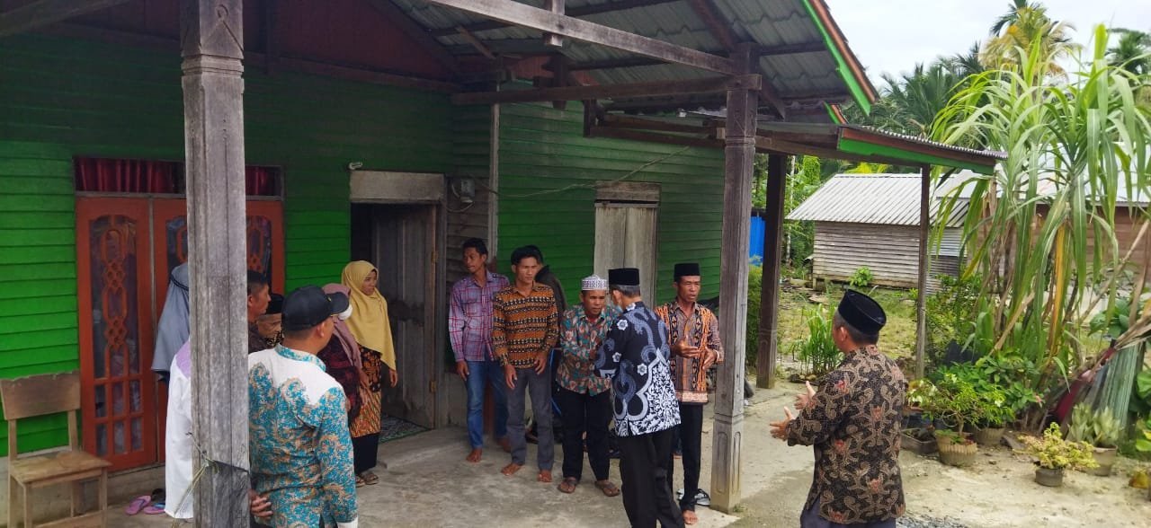 Keluarga Besar Kemenag Simeulue Bertakziah kerumah duka alm. Juliadi