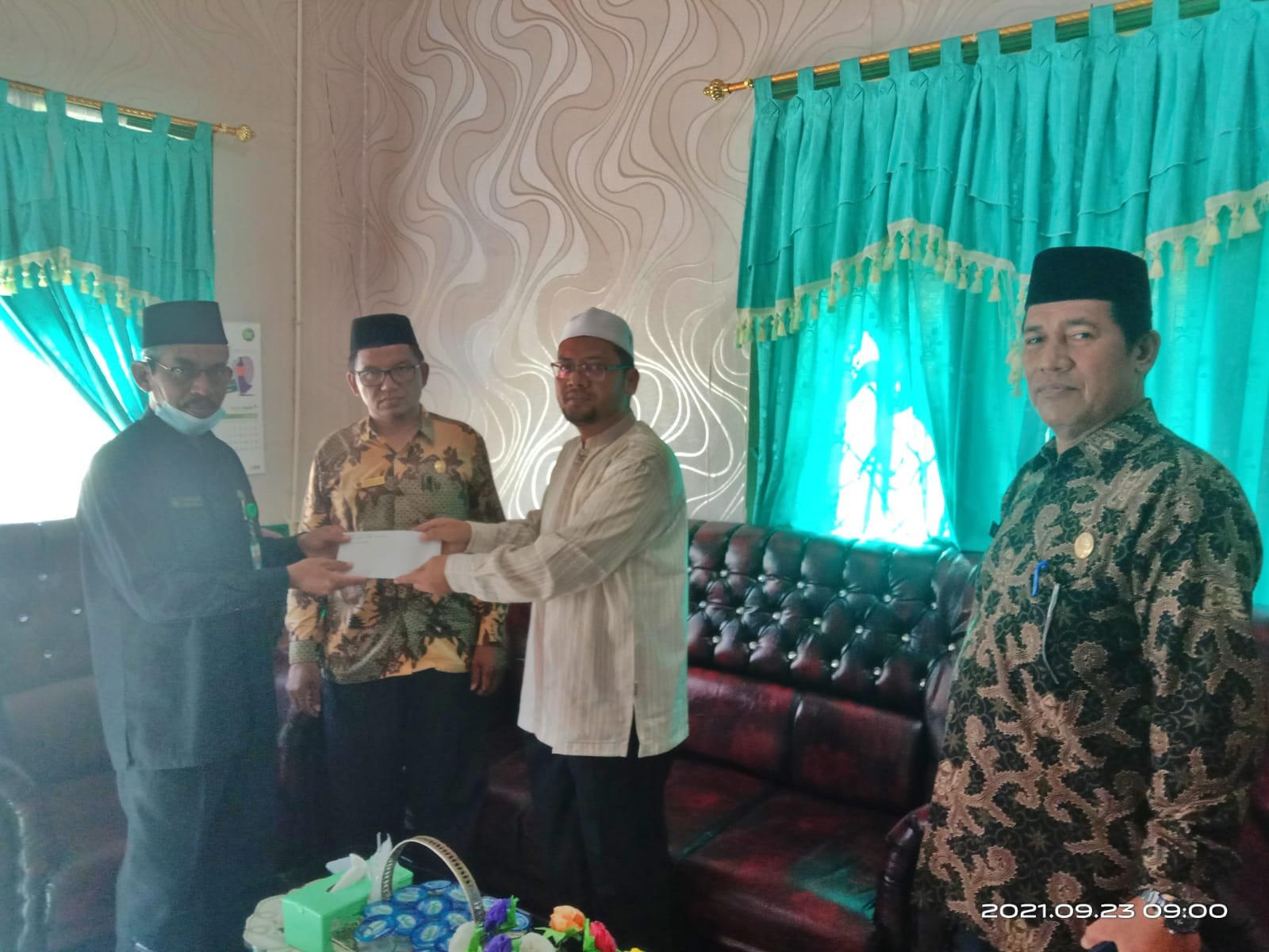 Kankemenag Simeulue Serahkan Donasi untuk Palestina