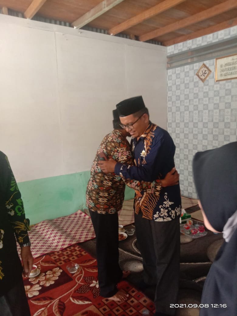 Kecintaan & Rasa Duka, Keluarga Besar Kemenag Simeulue Kunjungi Rumah Duka