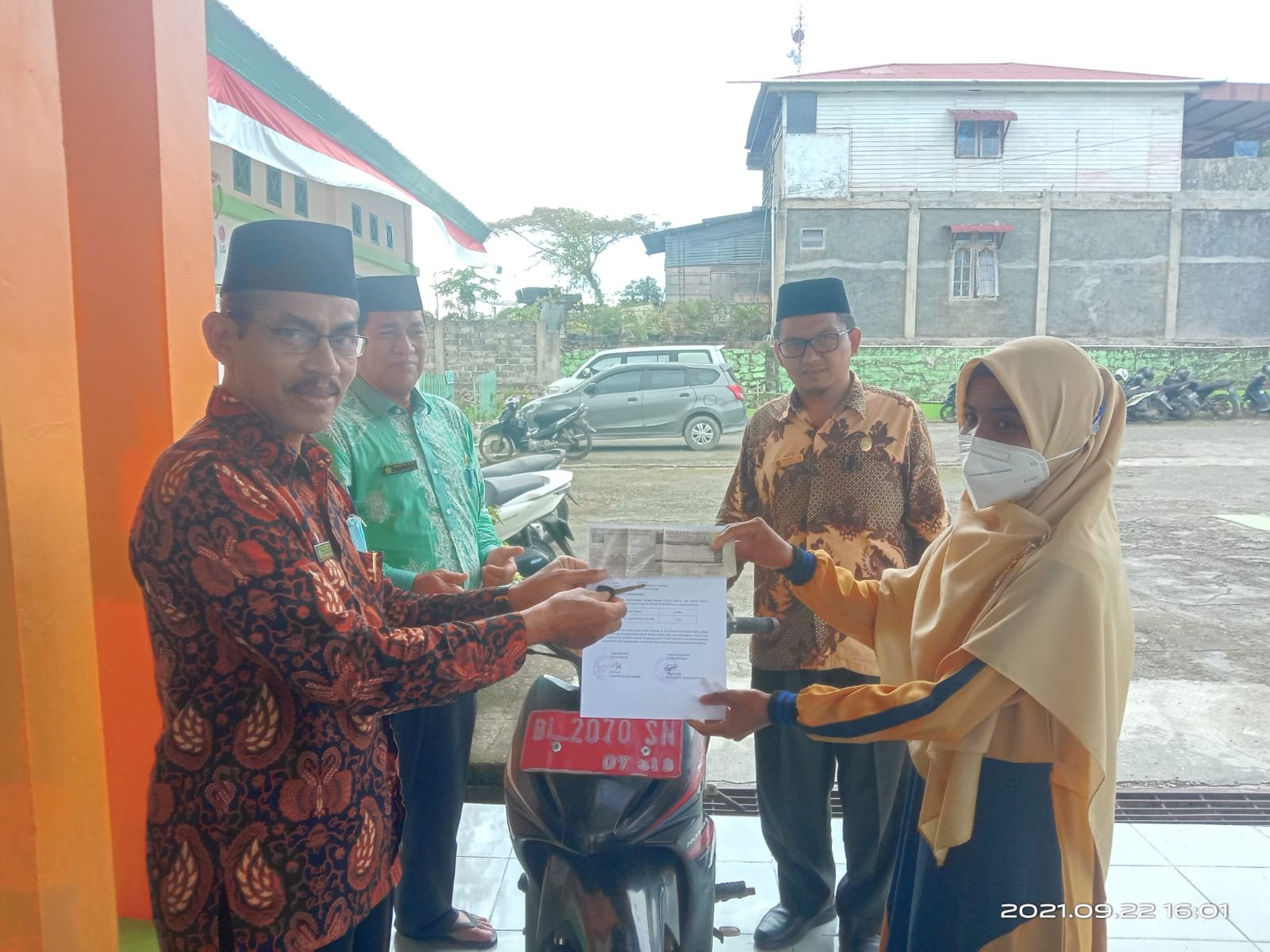 Kankemenag Simeulue Serahkan Kendaraan Dinas Kepada Guru MTsS Darul Aitami
