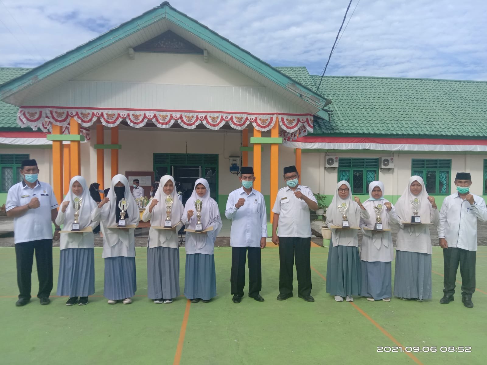Kemenag Simeulue Serahkan Penghargaan Kompetisi Sains Madrasah (KSM) 2021 Tingkat Kabupaten
