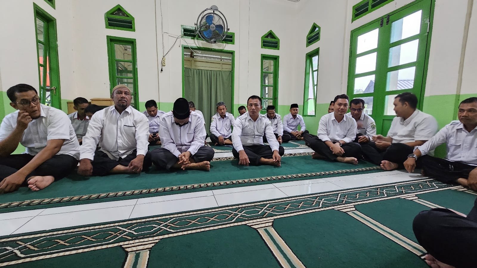 Arsiparis Kankemenag Simeulue Serahkan Juklak Pedoman Teknis