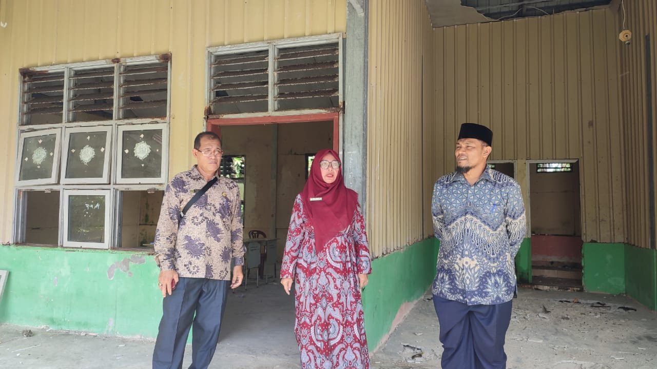 Kemenag Simeulue, Kasi Penmad dan Staf Tinjau Lokasi Pekerjaan Rehab Berat RKB pada MIS Baraqah