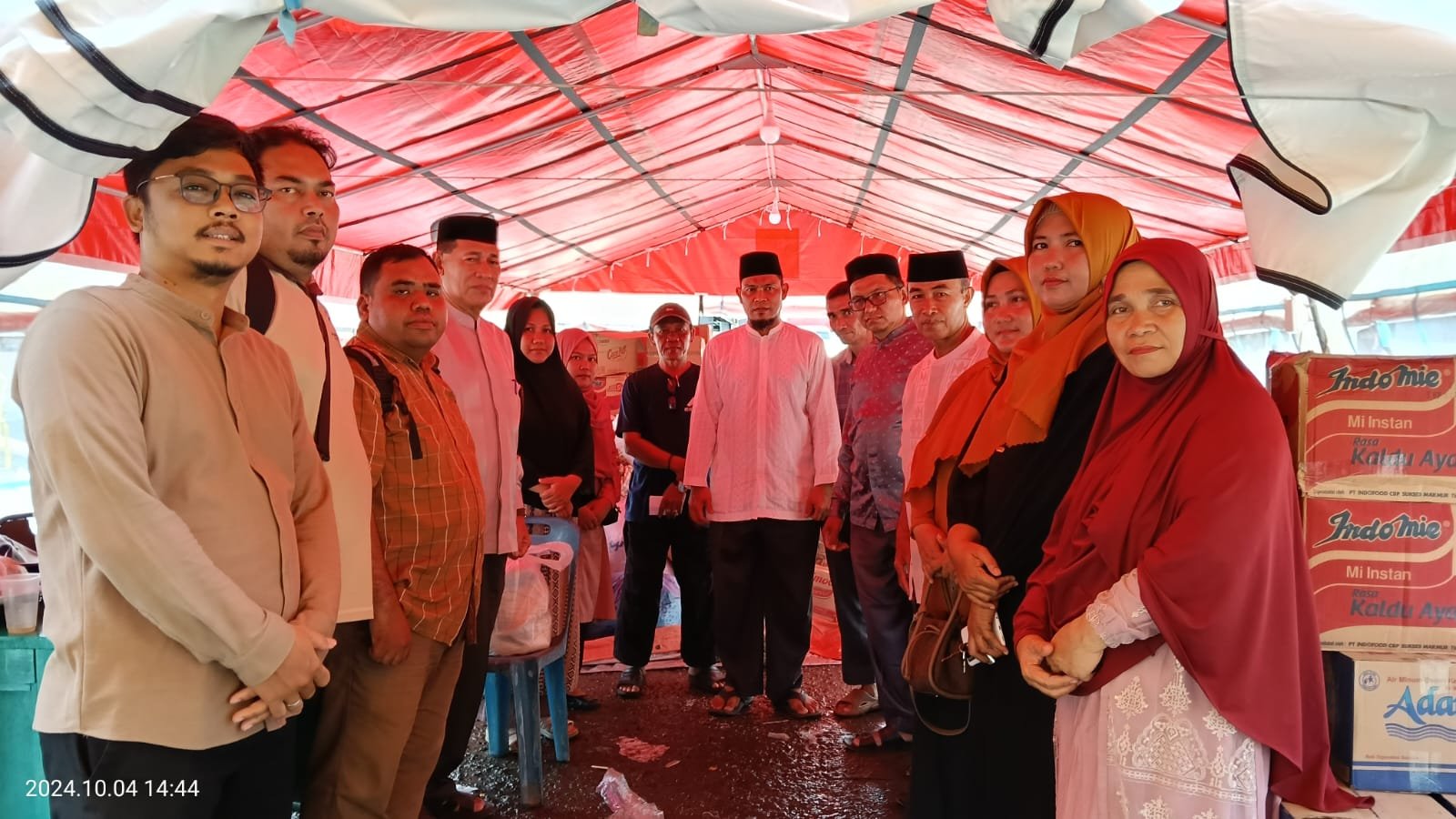 Keluarga Besar Kankemenag Simeulue Serahkan Santunan untuk Musibah Kebakaran