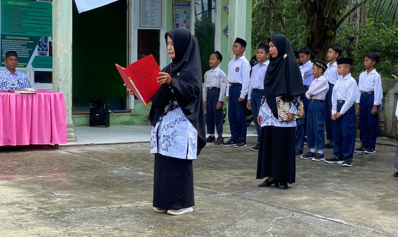 Upacara Hari Guru di MIN 4 Simeulue, Nurmawati Sampaikan Pesan Menteri Agama