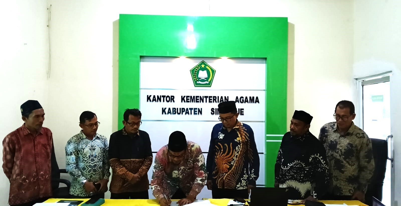 Kepala Kemenag Simeulue, Nashrullah Tantadatangani Pengesahan Standar Operating Procedure (SOP) dan Form Hasil Kepuasan Masyarakat (FKM)