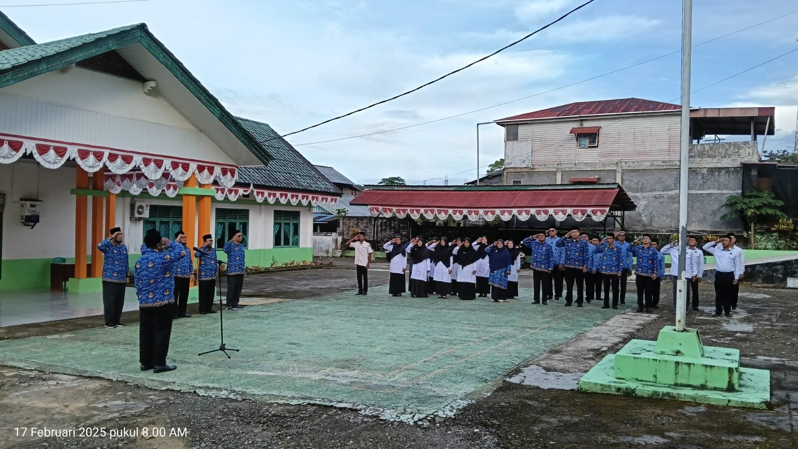 Makna di Balik Pelaksanaan Upacara Bendera Tanggal 17, di Rangkai Dengan Penyerahan SK