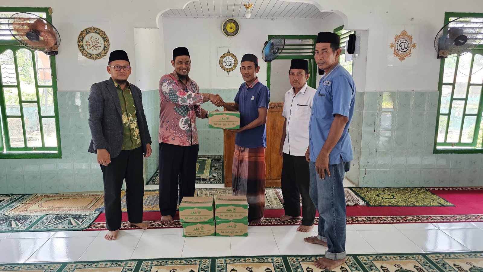 Anggota Pembina PD-DMI Simeulue Abi Nas Serahkan Bantuan Alat Kebersihan di Pulau Terpencil Teupah