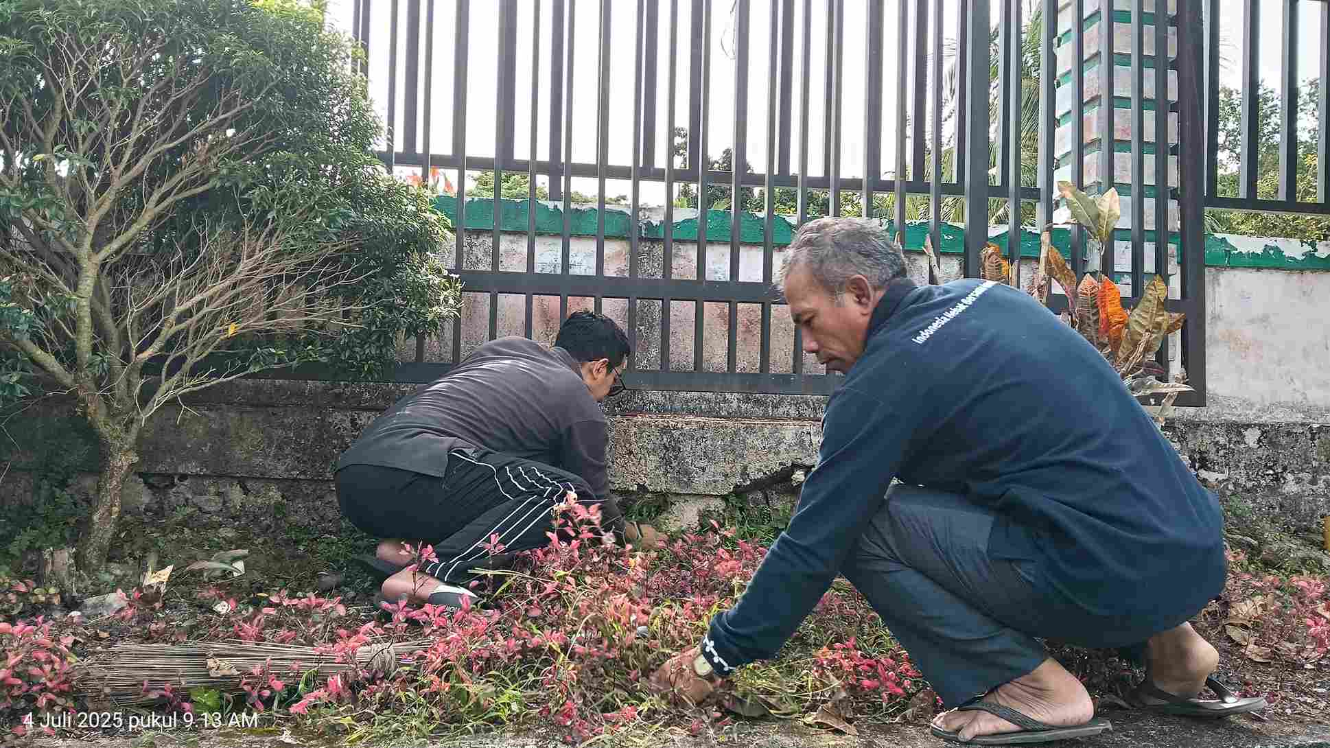 ASN Kankemenag Simeulue Gelar Jum’at Bersih, Giat Gotong Royong Jaga Kebersihan Lingkungan Kantor