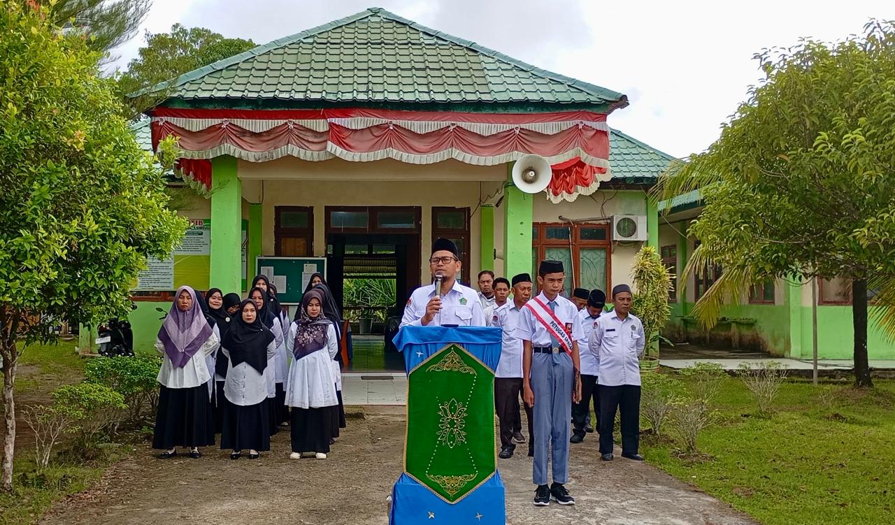 Ansaruddin Pembina Upacara di MAN Simeulue: Buah Pendidikan Sejati adalah Akhlak Mulia dan Manfaat bagi Sesama
