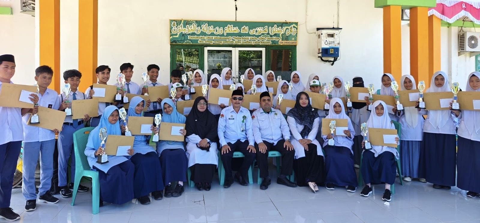Kemenag Simeulue Serahkan Hadiah Pemenang Olimpiade Madrasah Indonesia 2025