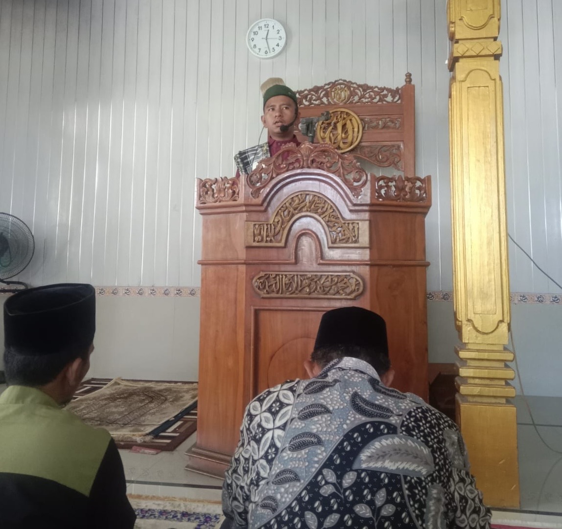 Siswa MAN 1 Simeulue Jadi Khatib di Masjid At-Taqwa Ganting, Shalat Jum’at Berlangsung Khidmat