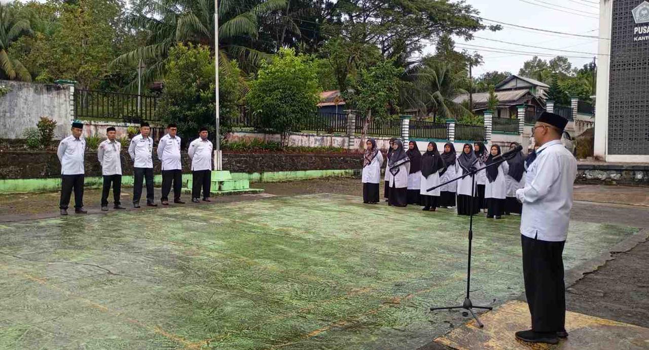 Plh. Kakankemenag Simeulue Fauzan : Ingatkan Disiplin dan Sejumlah Agenda Penting pada Apel Rutin Senin Pagi