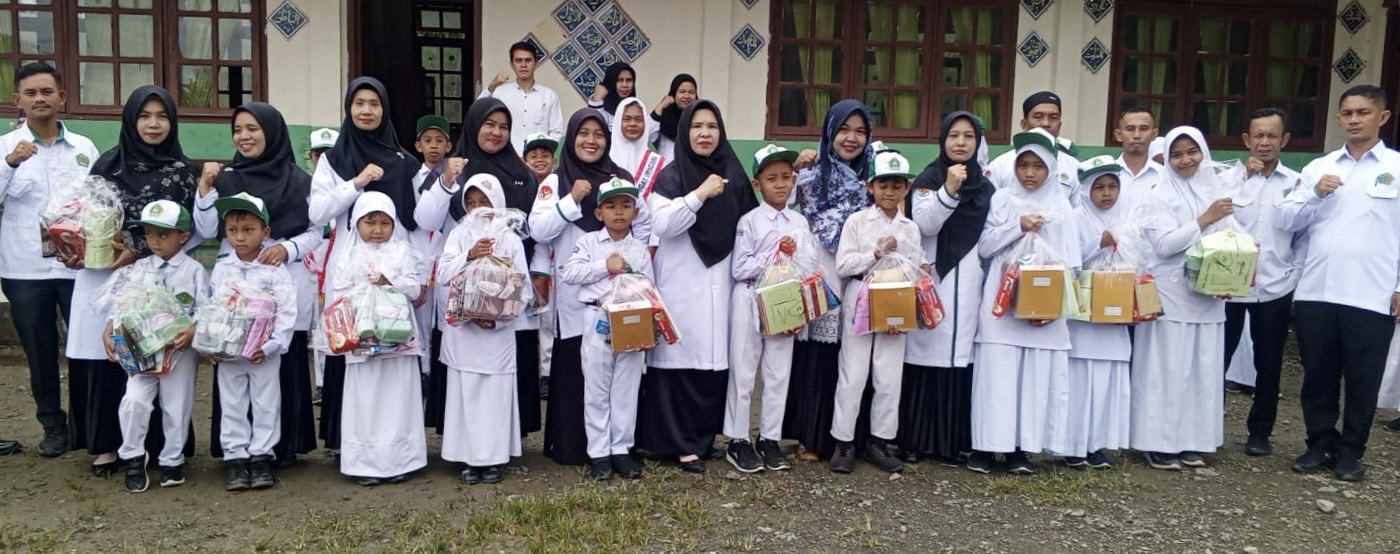 Menyambut HGN 2025, MIN 3 Simeulue Santuni Anak Yatim saat Pelaksanaan Upacara