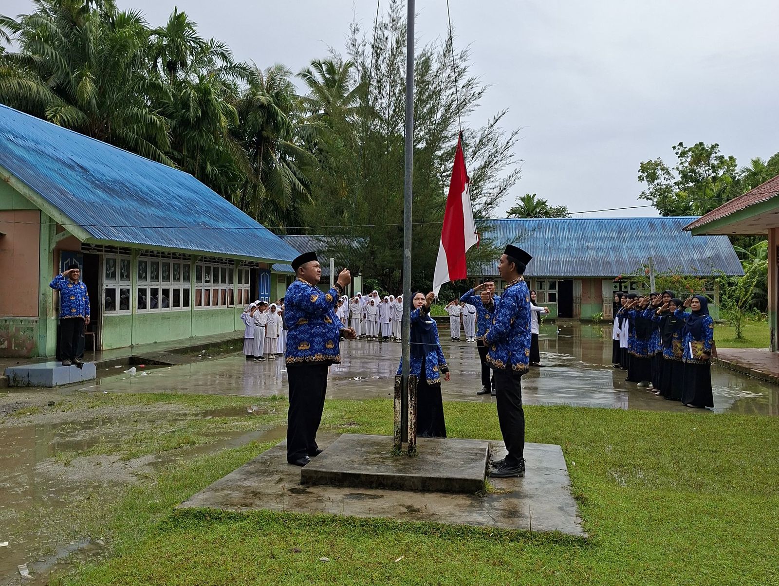 Peringati Hari Pahlawan, MIN 5 Simeulue Gelar Upacara Bendera dengan Khidmat