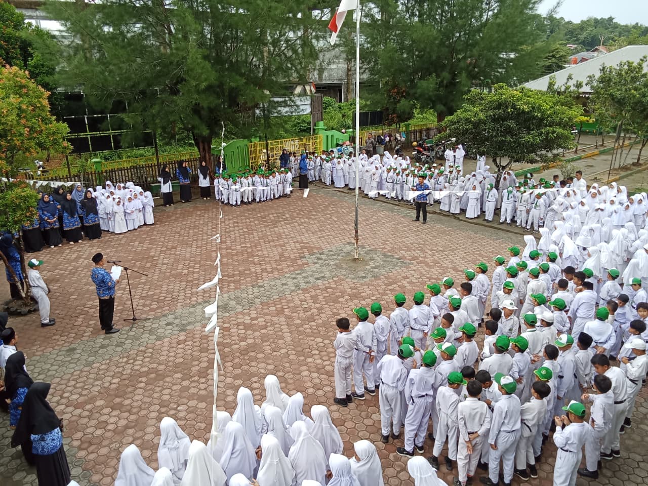 MIN 1 Simeulue Tanamkan Semangat Juang Lewat Upacara Hari Pahlawan Nasional