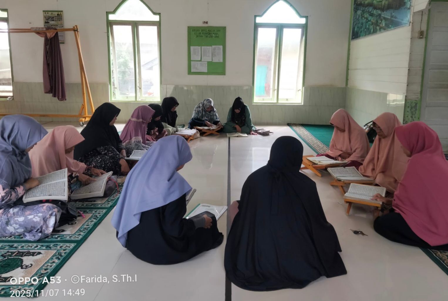 Penyuluh Agama Islam KUA Teupah Barat Bimbing Jamaah Majelis Taklim Istiqomah Tadabburi Surah Al-Kahfi