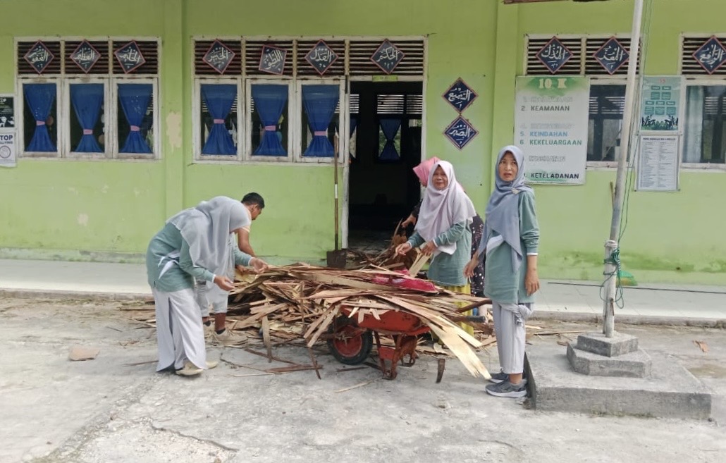MIN 4 Simeulue Renovasi Ruang Kelas, Gotong Royong Wujudkan Lingkungan Belajar Nyaman