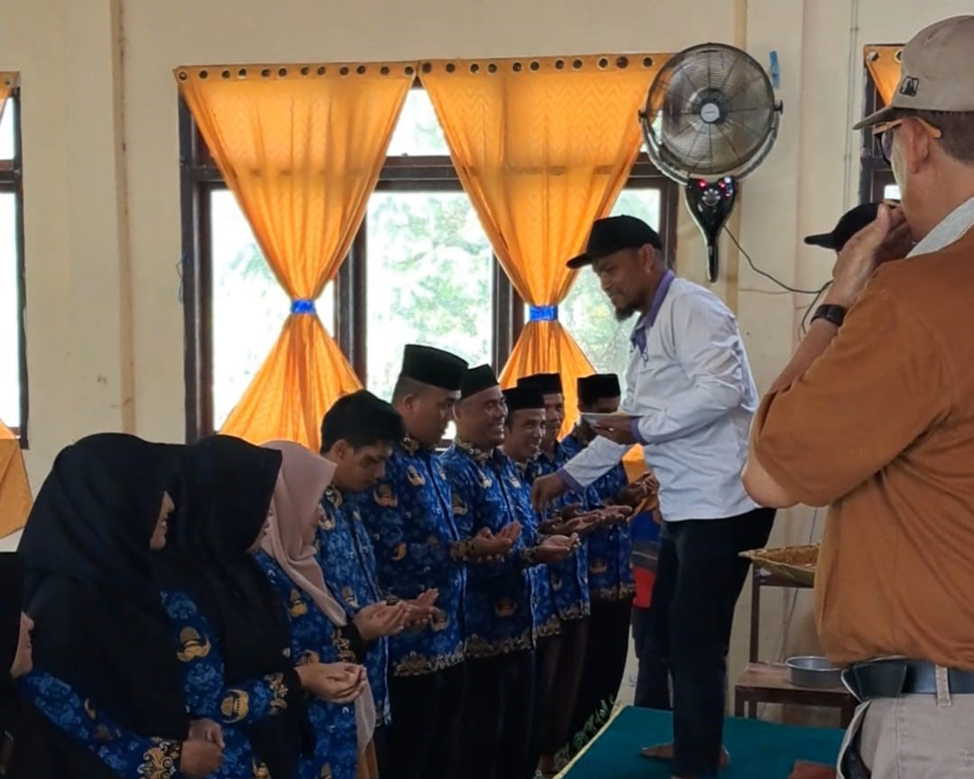 MAN 1 Simeulue Gelar Peusijuk PPPK dan Salurkan Donasi untuk Korban Banjir Aceh