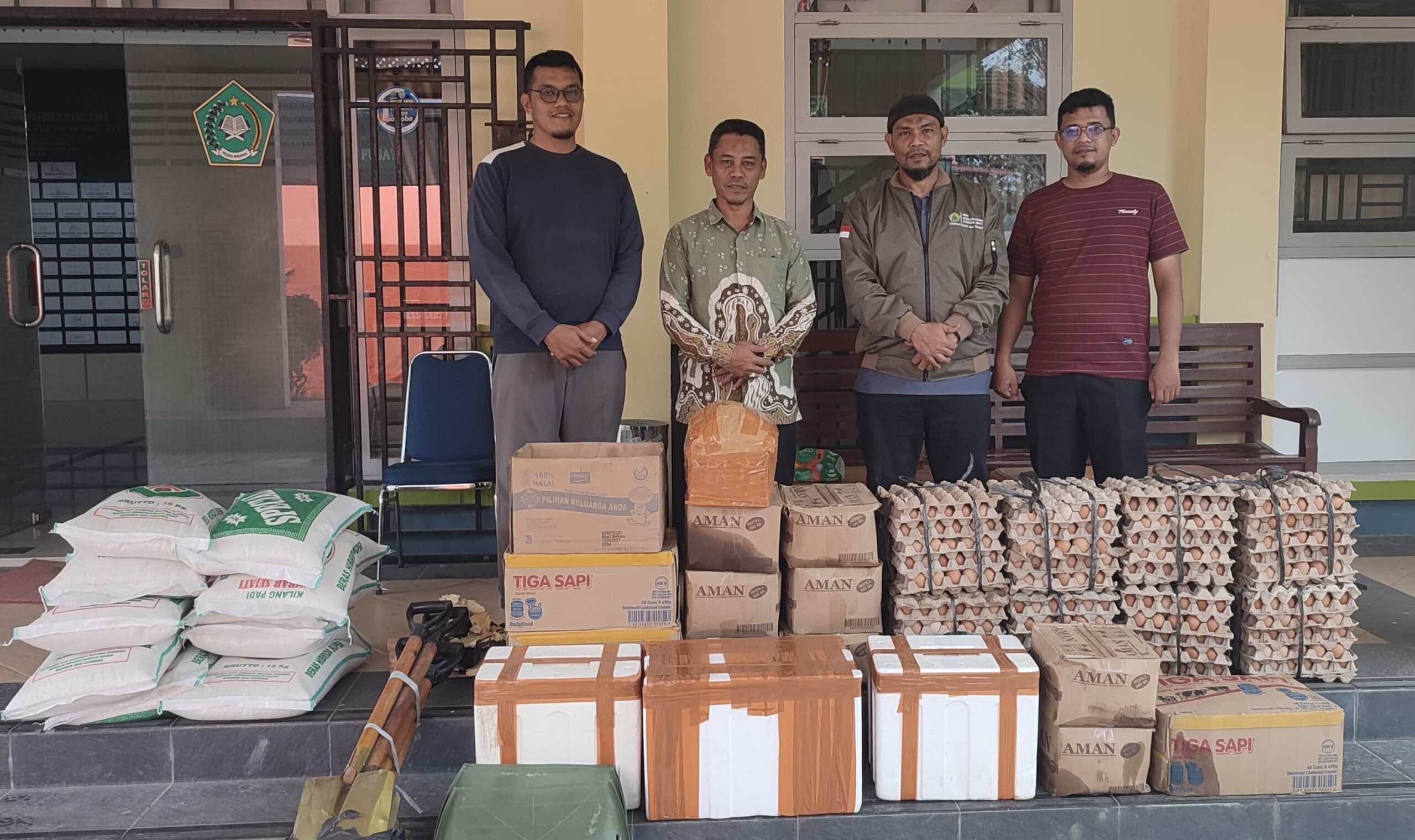 Dari Pulau Terluar Aceh, Kemenag Simeulue Salurkan Donasi dan Ikan Segar bagi Korban Banjir