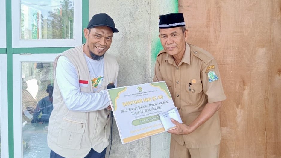 Kemenag Simeulue bersama KUA Salang Salurkan Bantuan Bakti Sosial di Masjid Al-Ittihad Desa Tameng kec. Salang