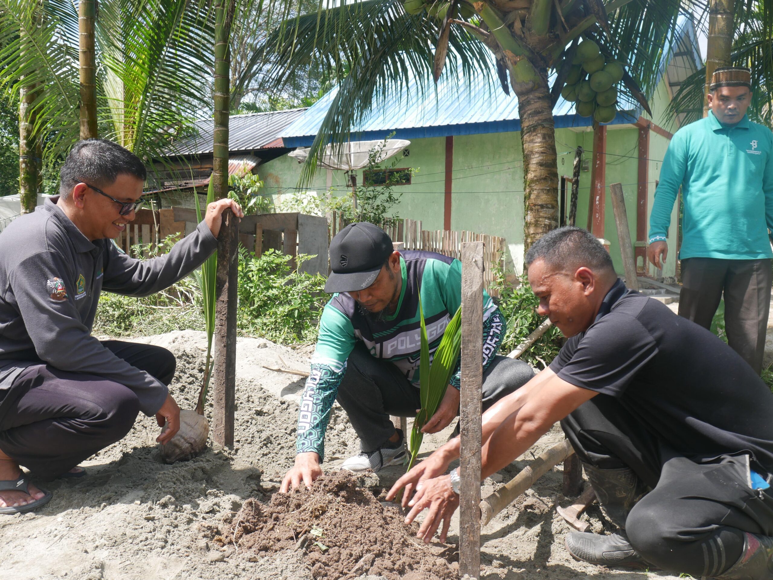 Gerakan Serentak Se-Aceh, Kemenag Simeulue Laksanakan Bakti Sosial HAB ke-80