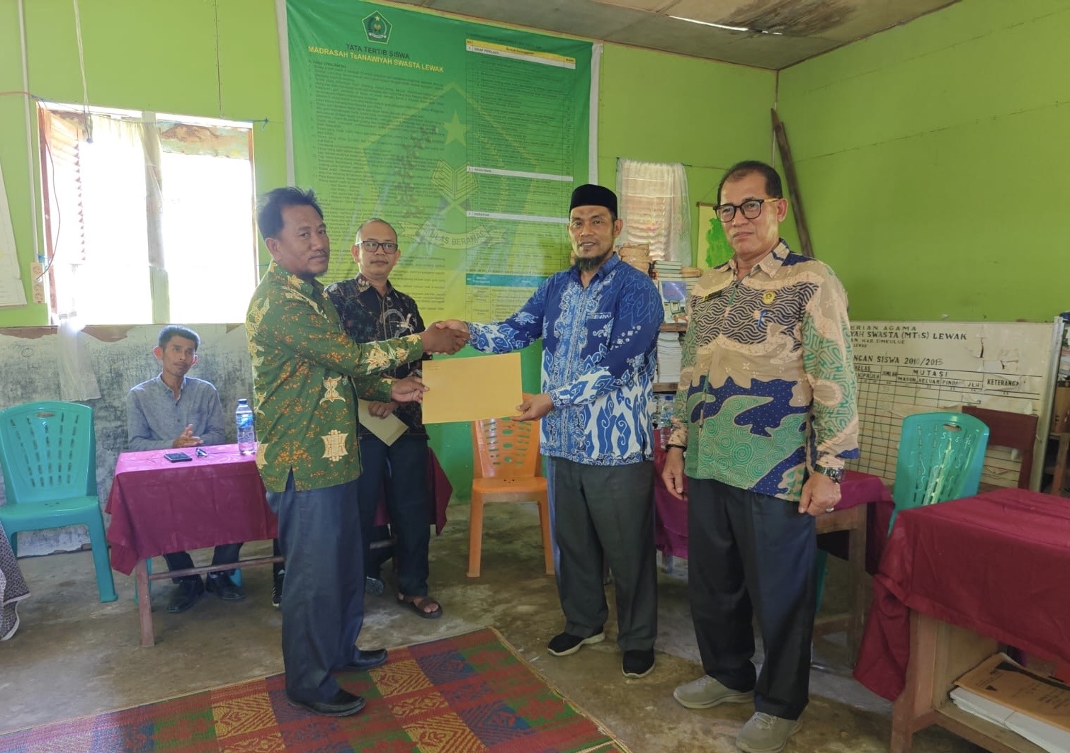 Kemenag Simeulue Serahkan Mobiler Madrasah dan Monitoring PBM di Simeulue Barat dan Alafan