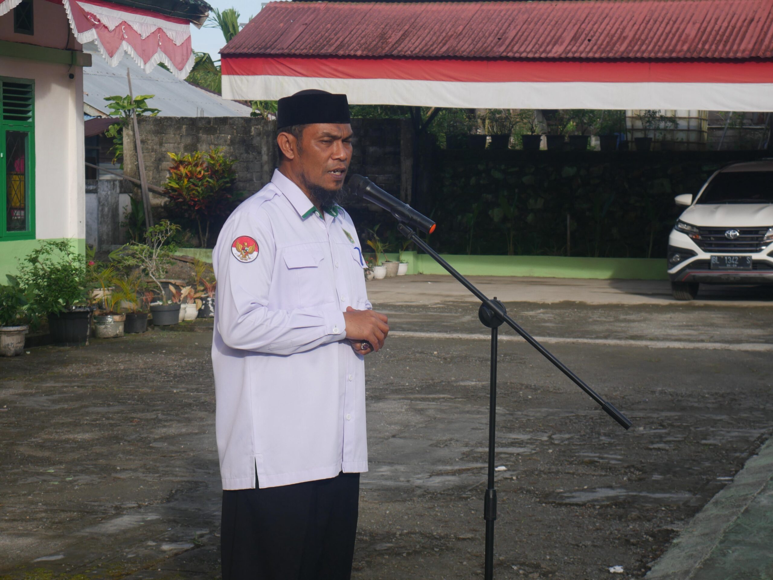 Apel Senin Perdana, Kakankemenag Simeulue Perkuat Komitmen Kinerja dan Serahkan SK Pengelola Keuangan TA 2026