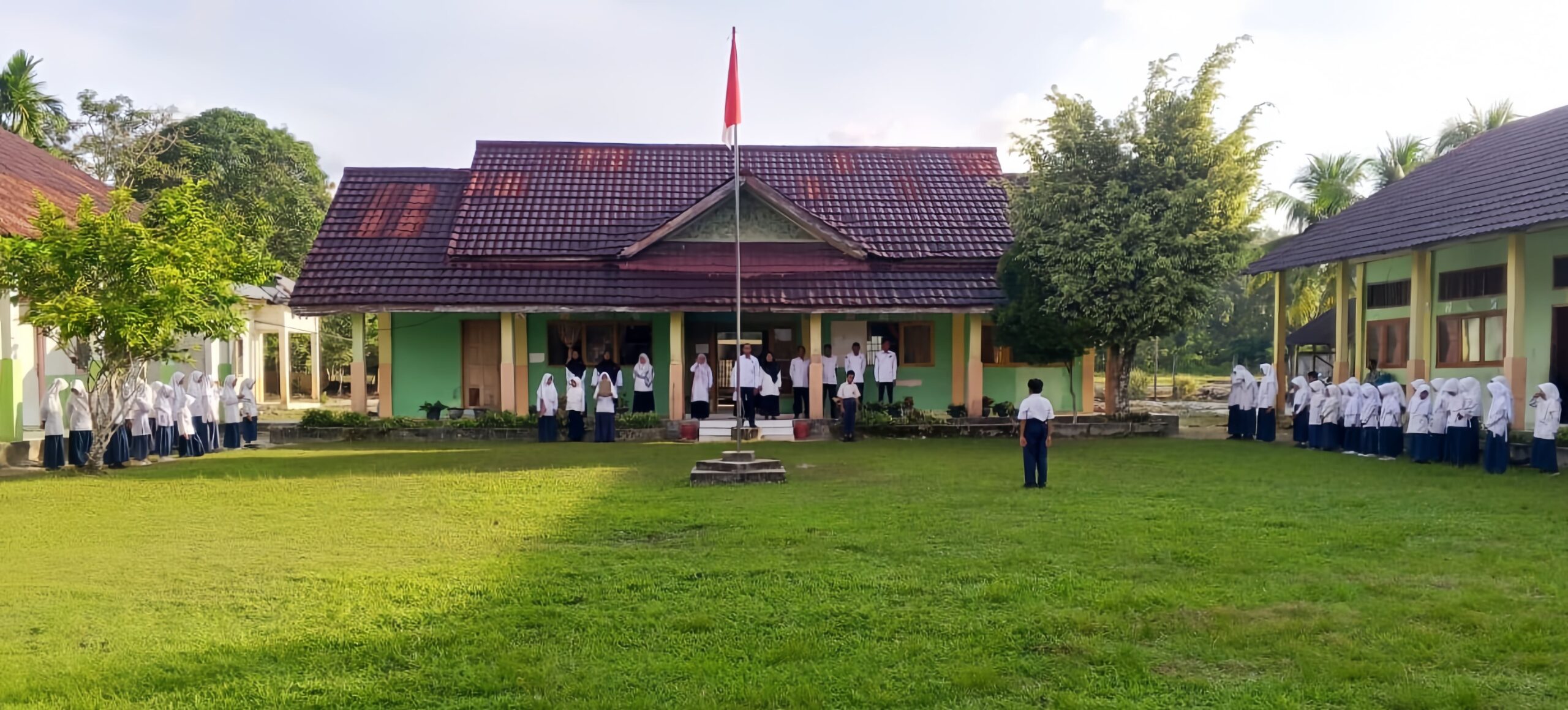 Upacara Bendera, MIN 2 Simeulue Tanamkan Disiplin kepada Peserta Didik