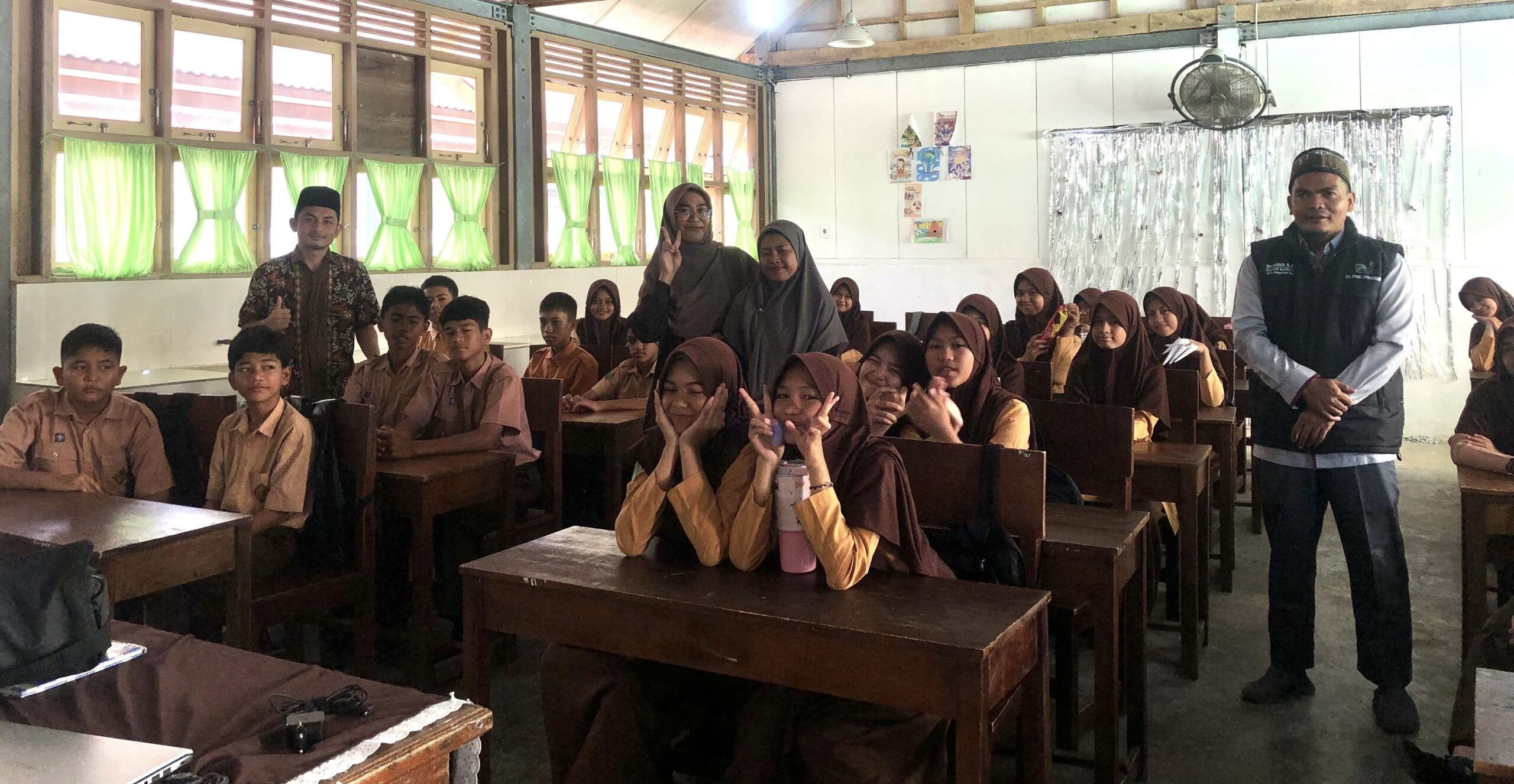 KUA Simeulue Timur Bersama Pengawas JPH Perkuat Pemahaman Produk di Kalangan Pelajar MTsN 2