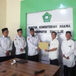 Kemenag Simeulue Serahkan 16 IJOP Madrasah Swasta