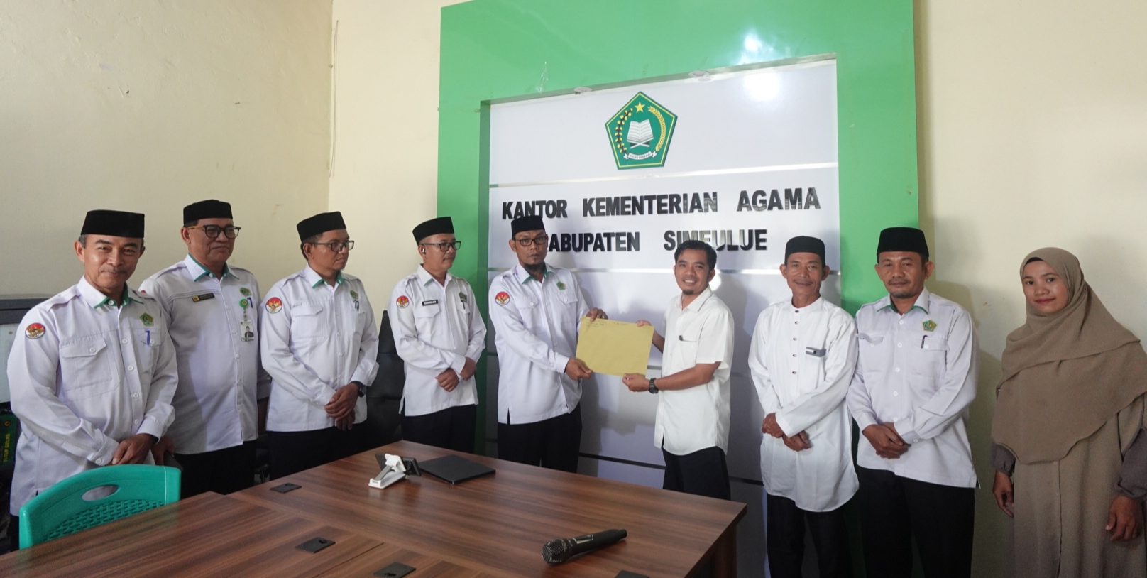 Kemenag Simeulue Serahkan 16 IJOP Madrasah Swasta